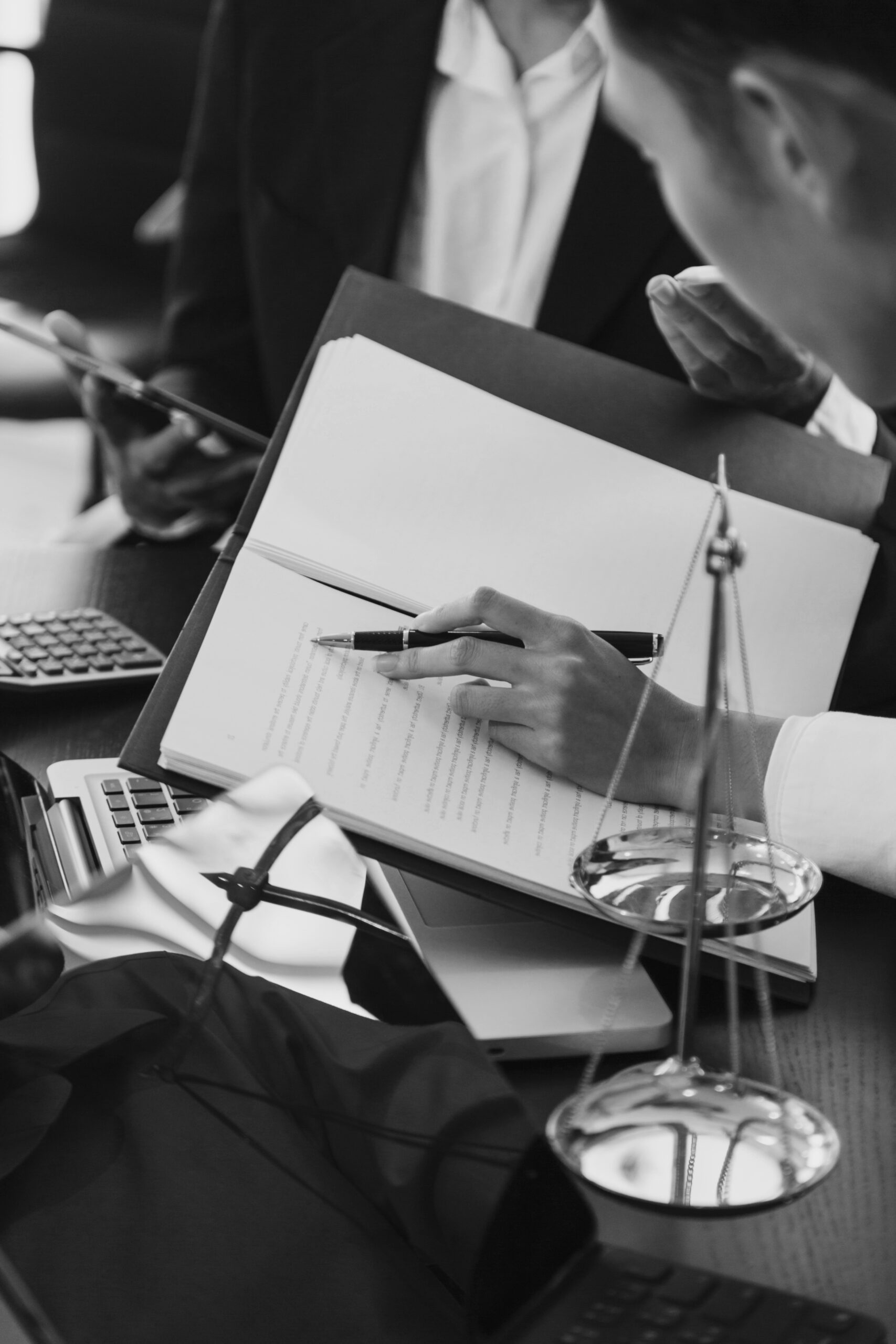 Asesoría financiera y contable trabajando